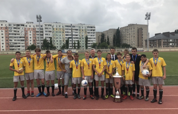 Кубок губернатора на детском футбольном турнире "Колосок" завоевала команда из Морозовского района